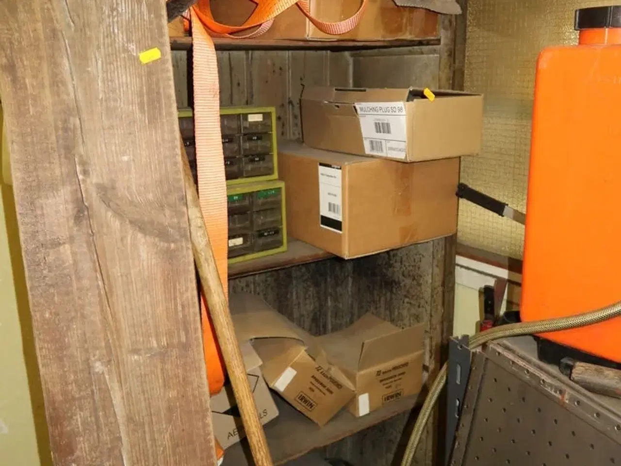 Billede 11 - Arbejdsbord, reol samt værktøj