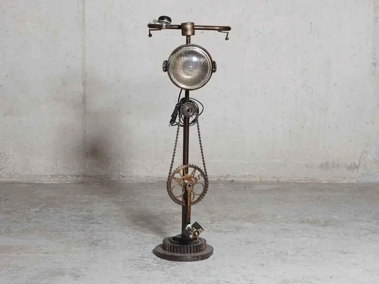 Billede 1 - Ny Lampe i jern med cykel look