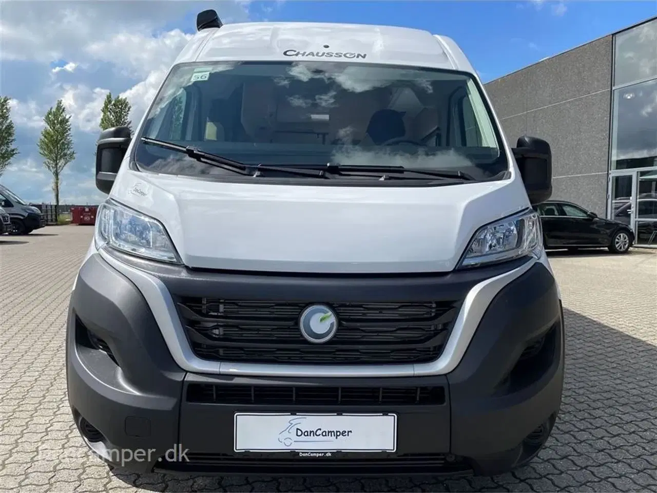 Billede 3 - 2024 - Chausson First Line V594 MAX   Nedsat med kr. 63.000,- Super spændende, kort van med to dobbeltsenge på tværs i køjesystem. 2,2, L motor , 140 HK, solcelle og markise m.m.