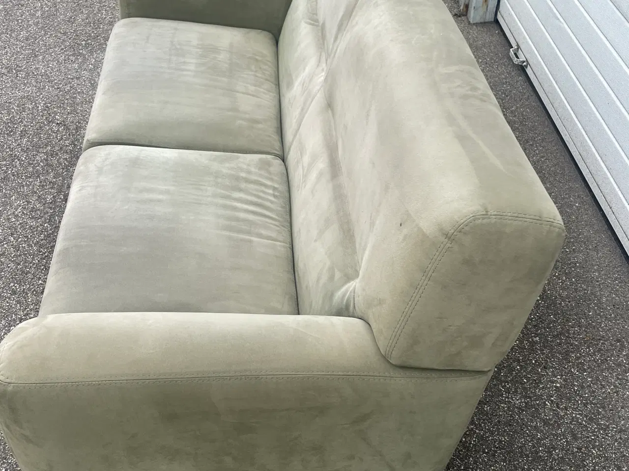 Billede 3 - Retro veloursofa i støvet grøn – 2-3 pers.