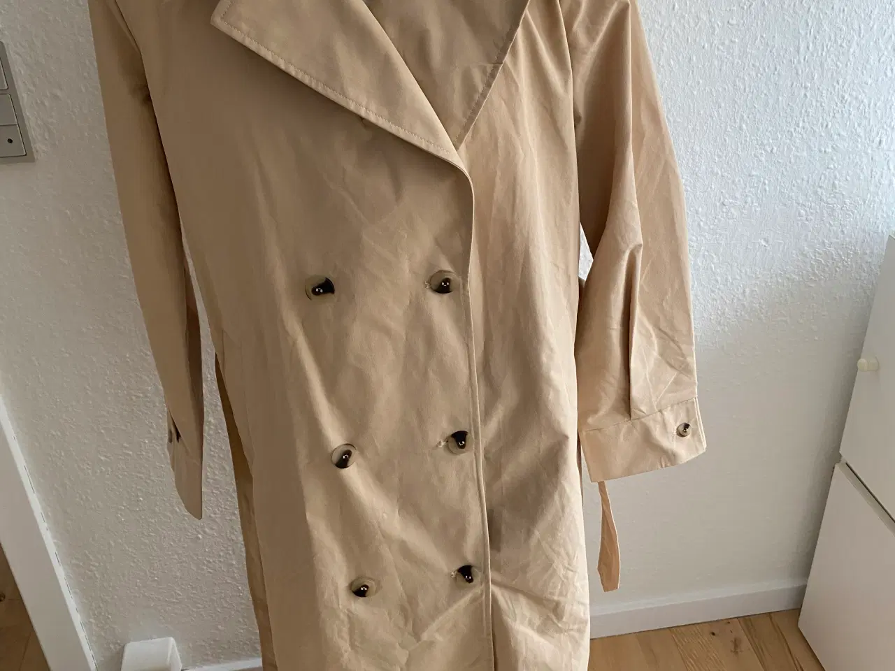 Billede 7 - Beige Trenchcoat fra Vila 