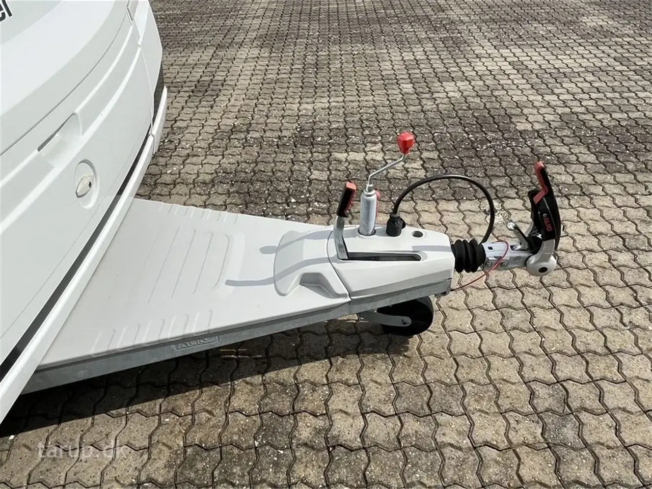 Billede 5 - 2023 - Dethleffs Camper 560 FMK    Kan opvejes til totalvægt 2000 kg. Dobbeltsengs- og køjevogn, rundsidde-gruppe, Truma varme, 3-trins el-gulv-varme, stort kølesk.