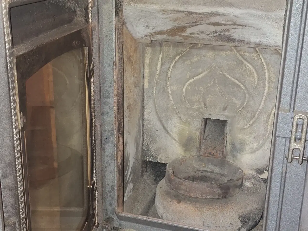 Billede 5 - pilleovn 2500kr nypris 17000kr skorsten medfølger 