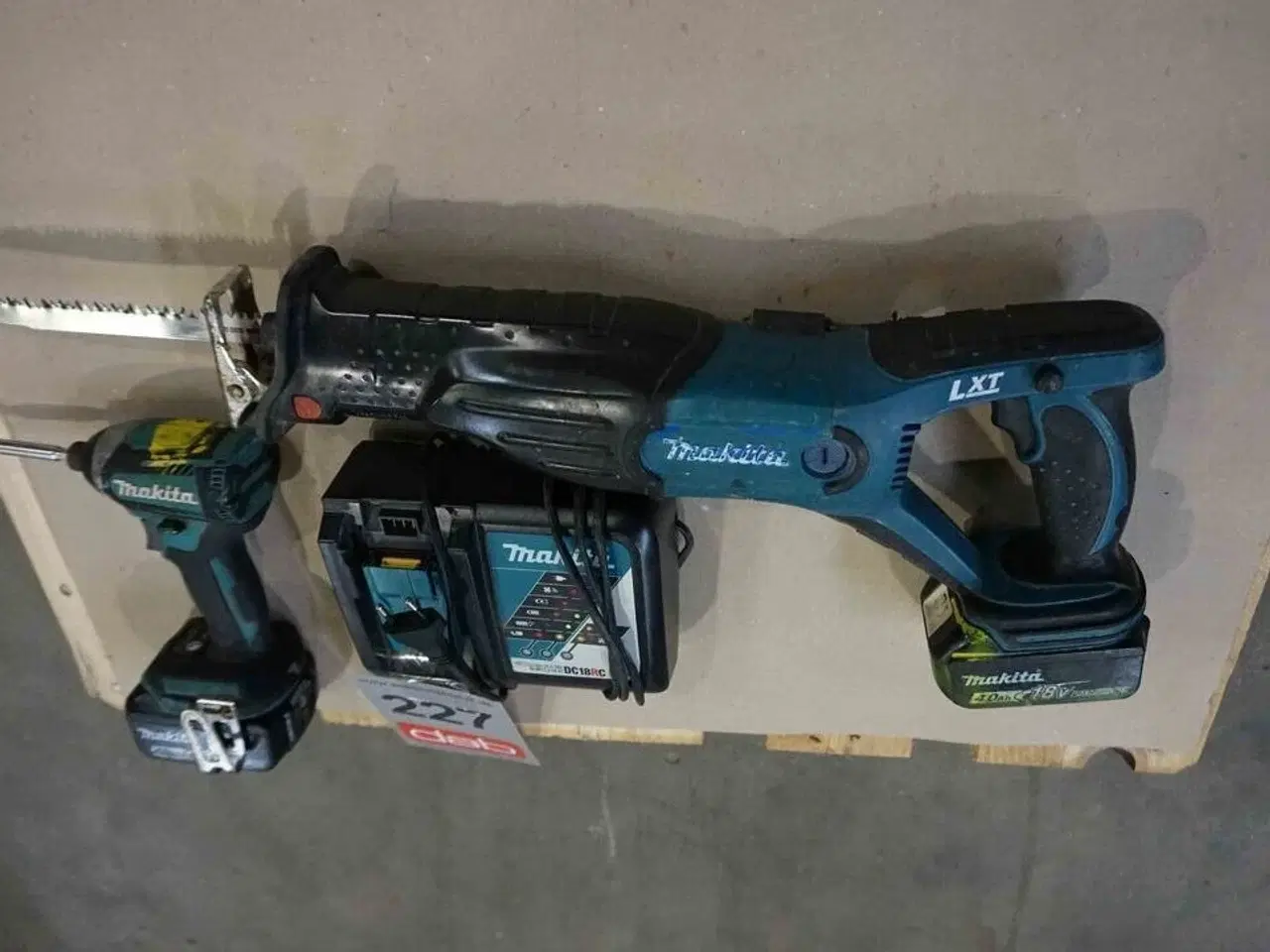 Billede 2 - Makita slagskruetrækker og bajonetsav med to batterier og lader