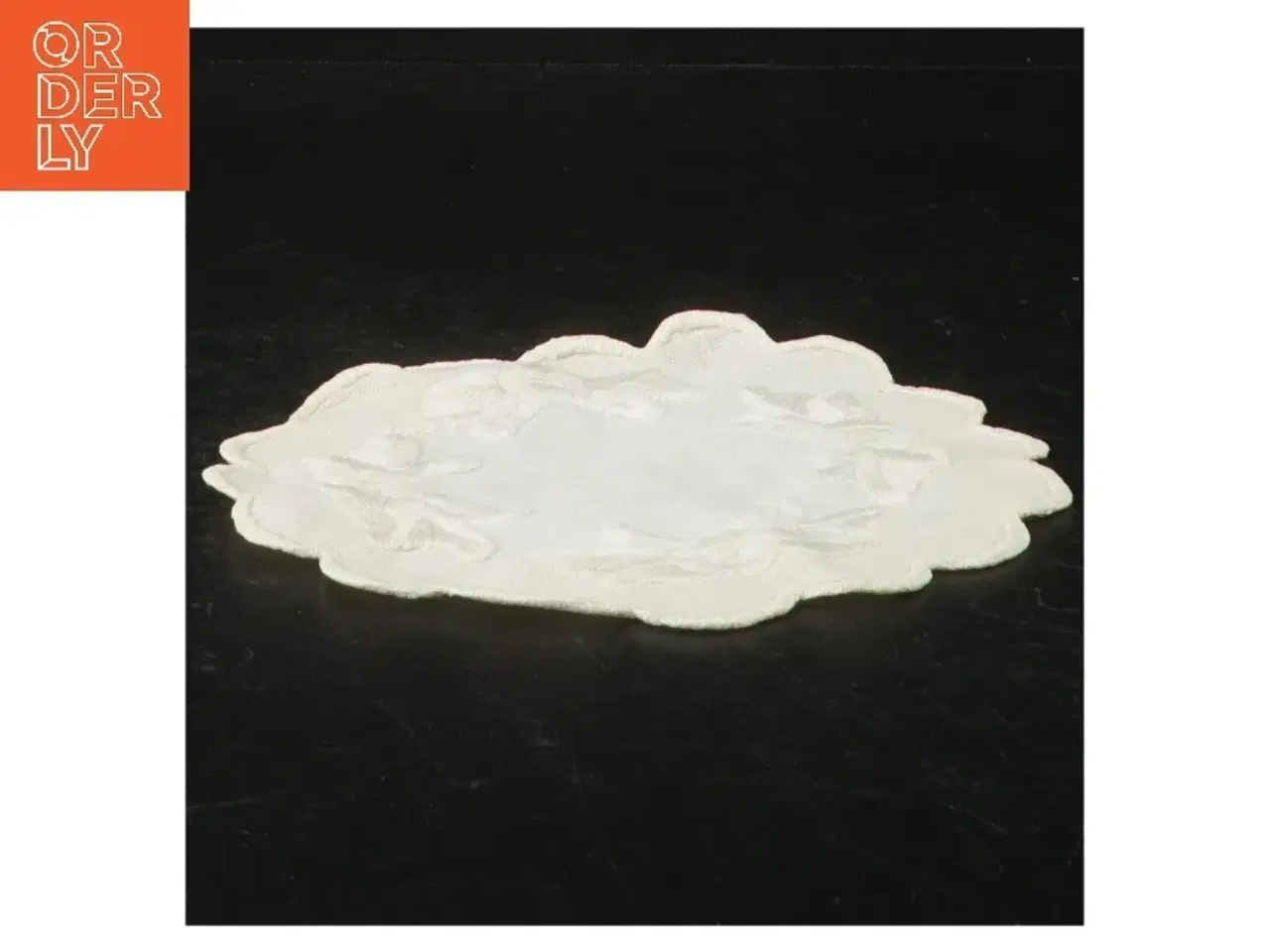 Billede 3 - Broderet dug (str. Ø. 16 cm)