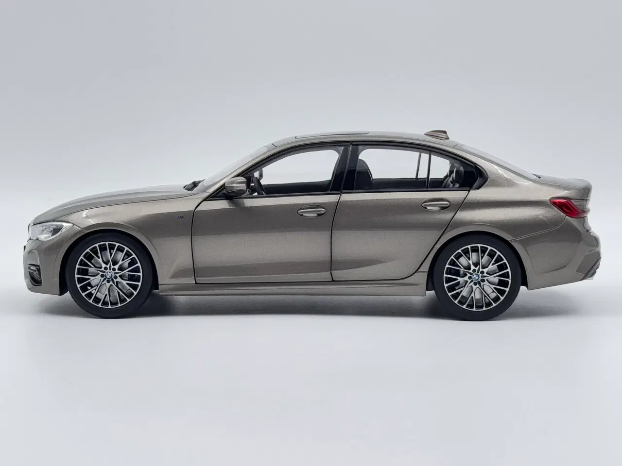 Billede 2 - 2019 BMW 330i M Sport 1:18