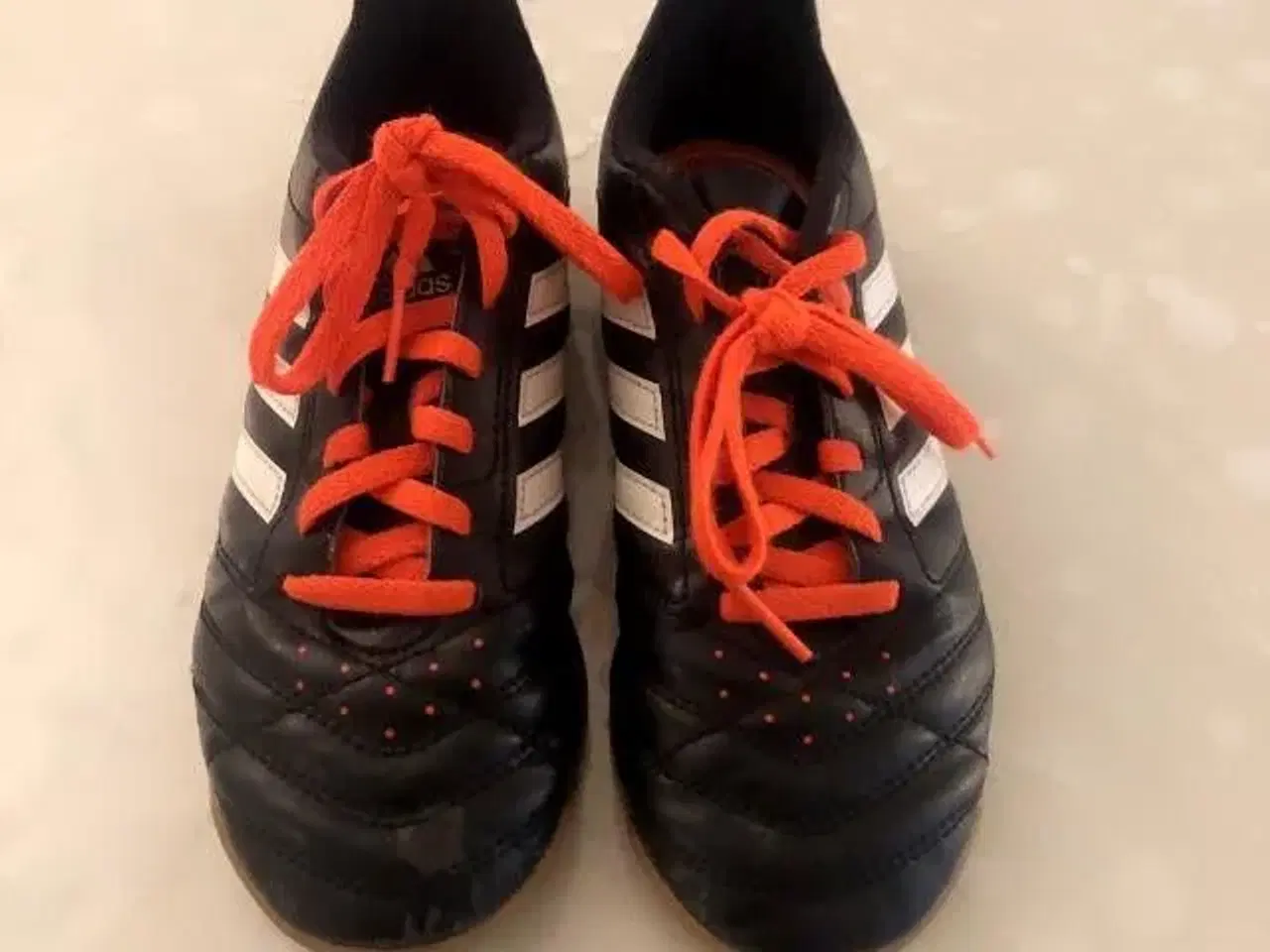 Billede 2 - Adidas indendørs fodboldsko med orange bånd 34