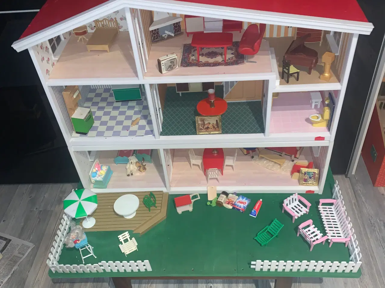 Billede 1 - Stort Lundby dukkehus med alt tilbehør. 