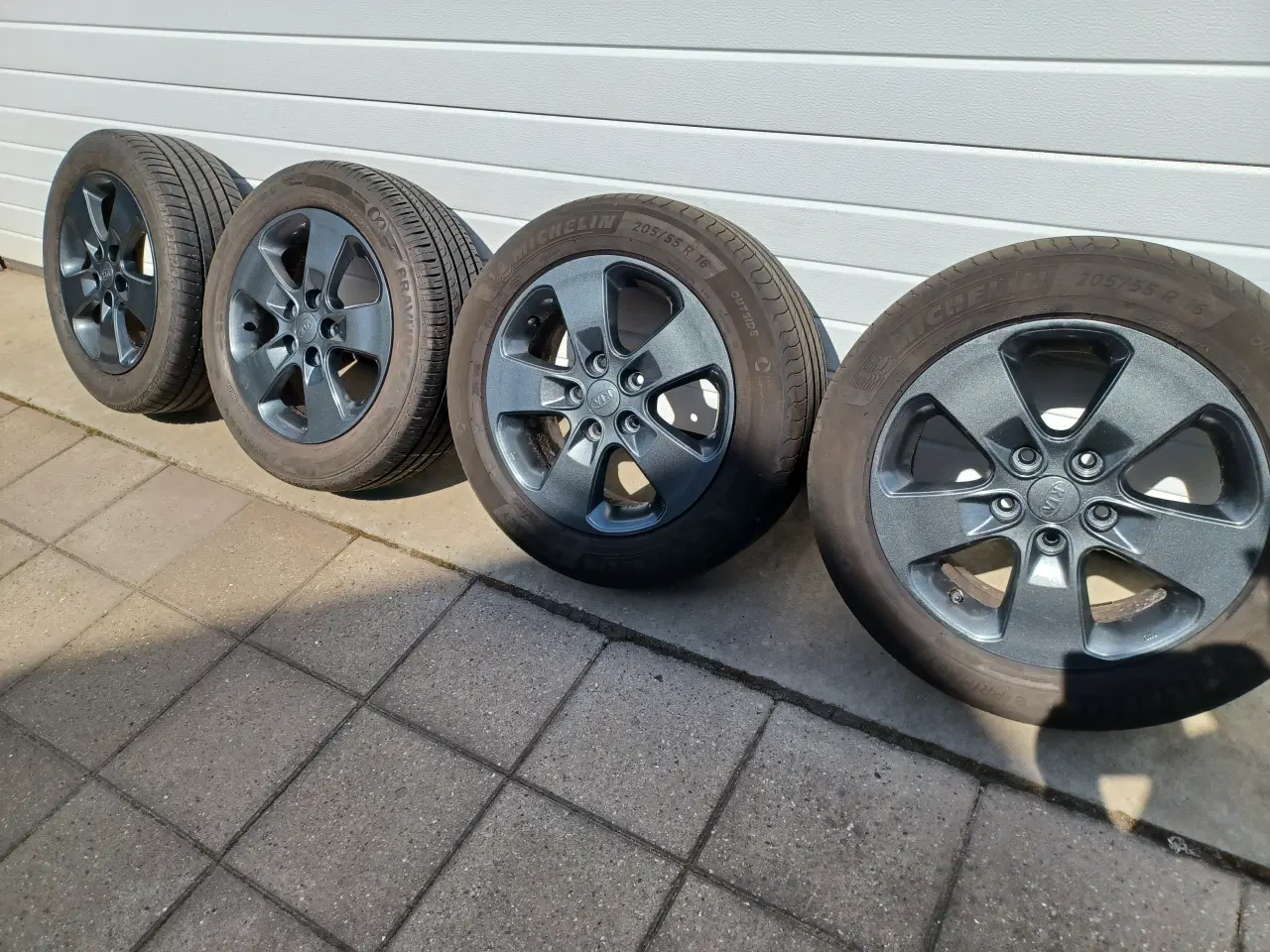 Billede 1 - Mazda / Kia alufælge med sommerdæk.