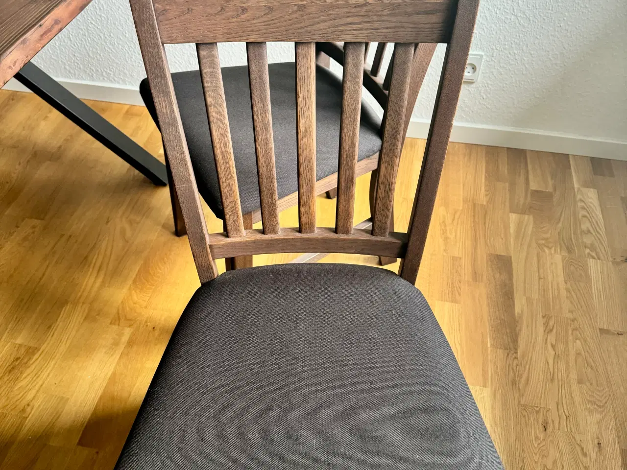 Billede 2 - Spisebord med fire stole