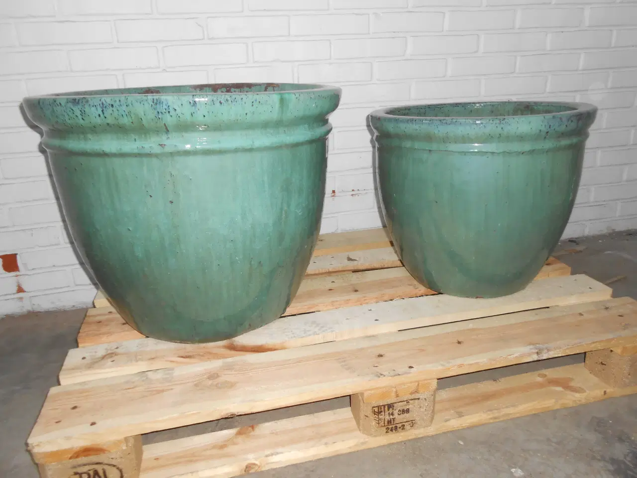 Billede 1 - 2 store nye flotte frosikret glaseret havekrukker