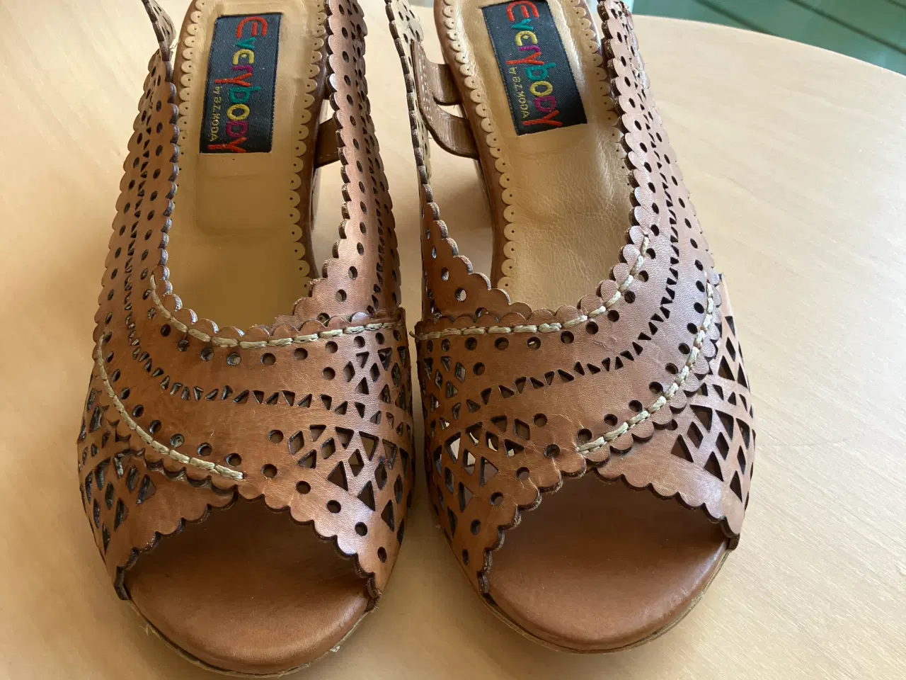 Billede 3 - Everybody skindsandal str. 37, med 5-6 cm hæl 