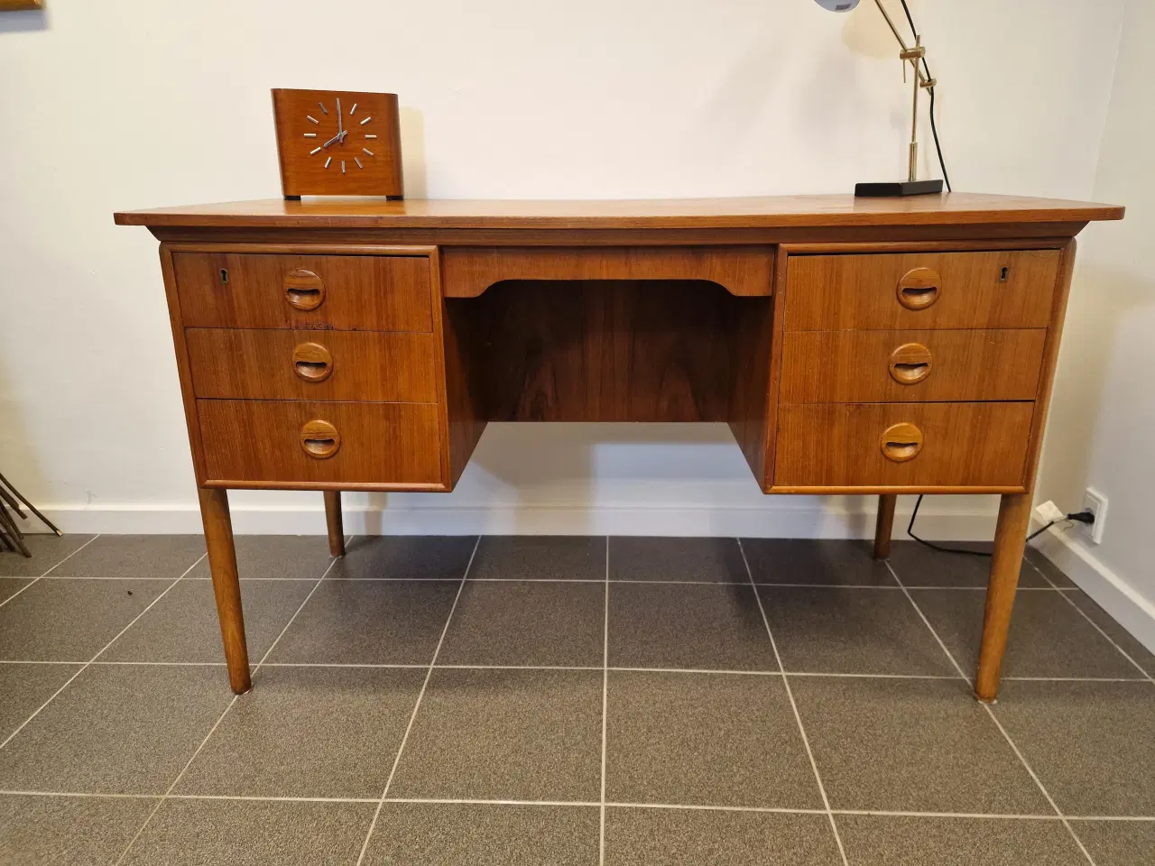 Billede 6 - Stilrent fritstående skrivebord af teak finer.
