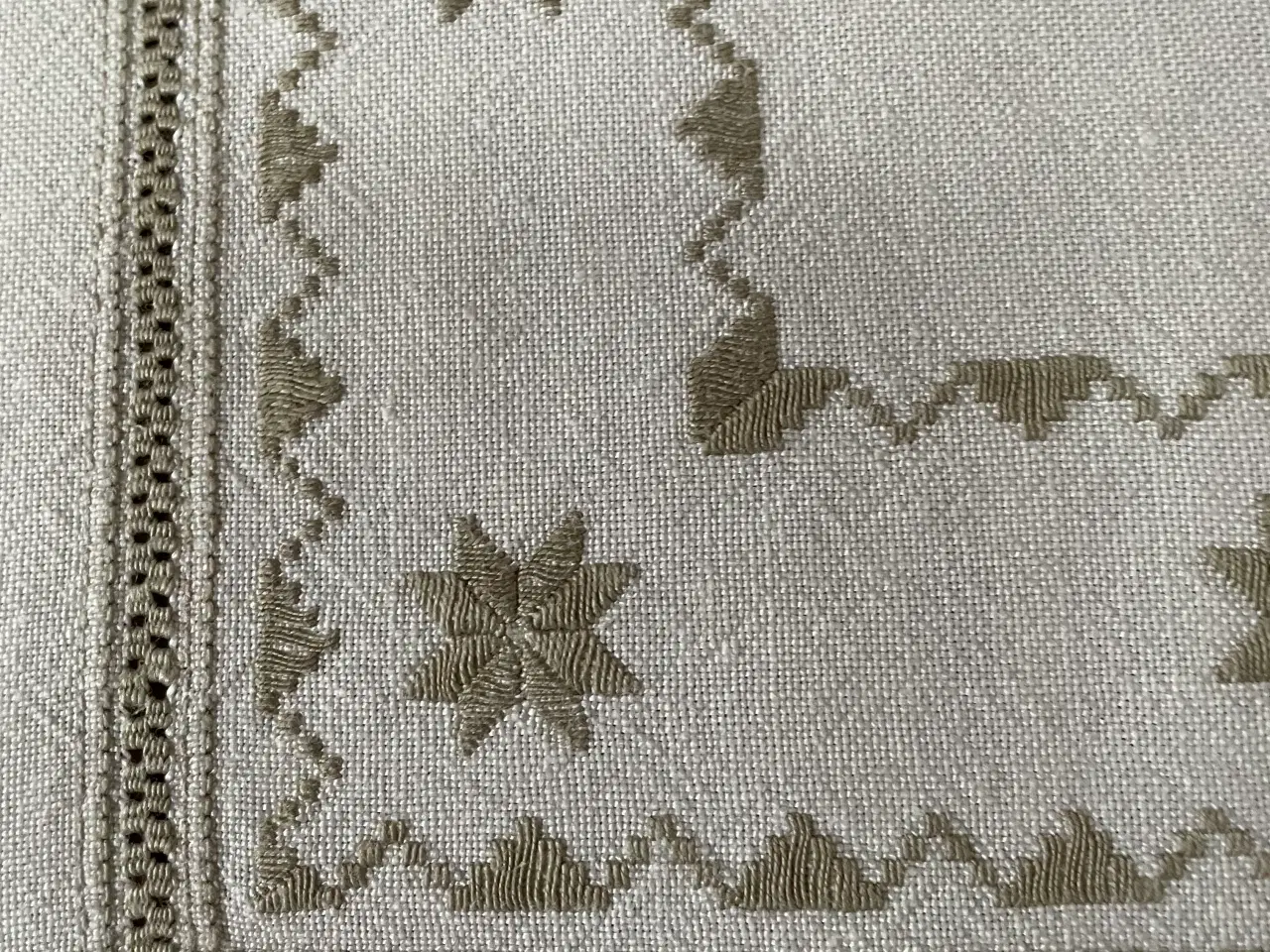 Billede 3 - Håndbroderet dug på hørlærred