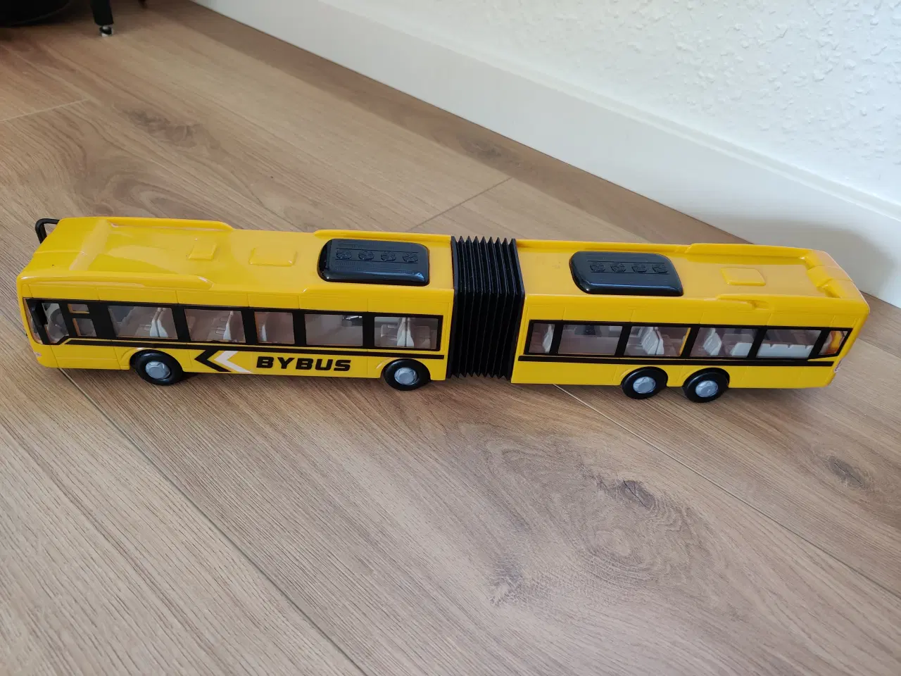 Billede 1 - Flot legetøjs bybus med bevægelige døre