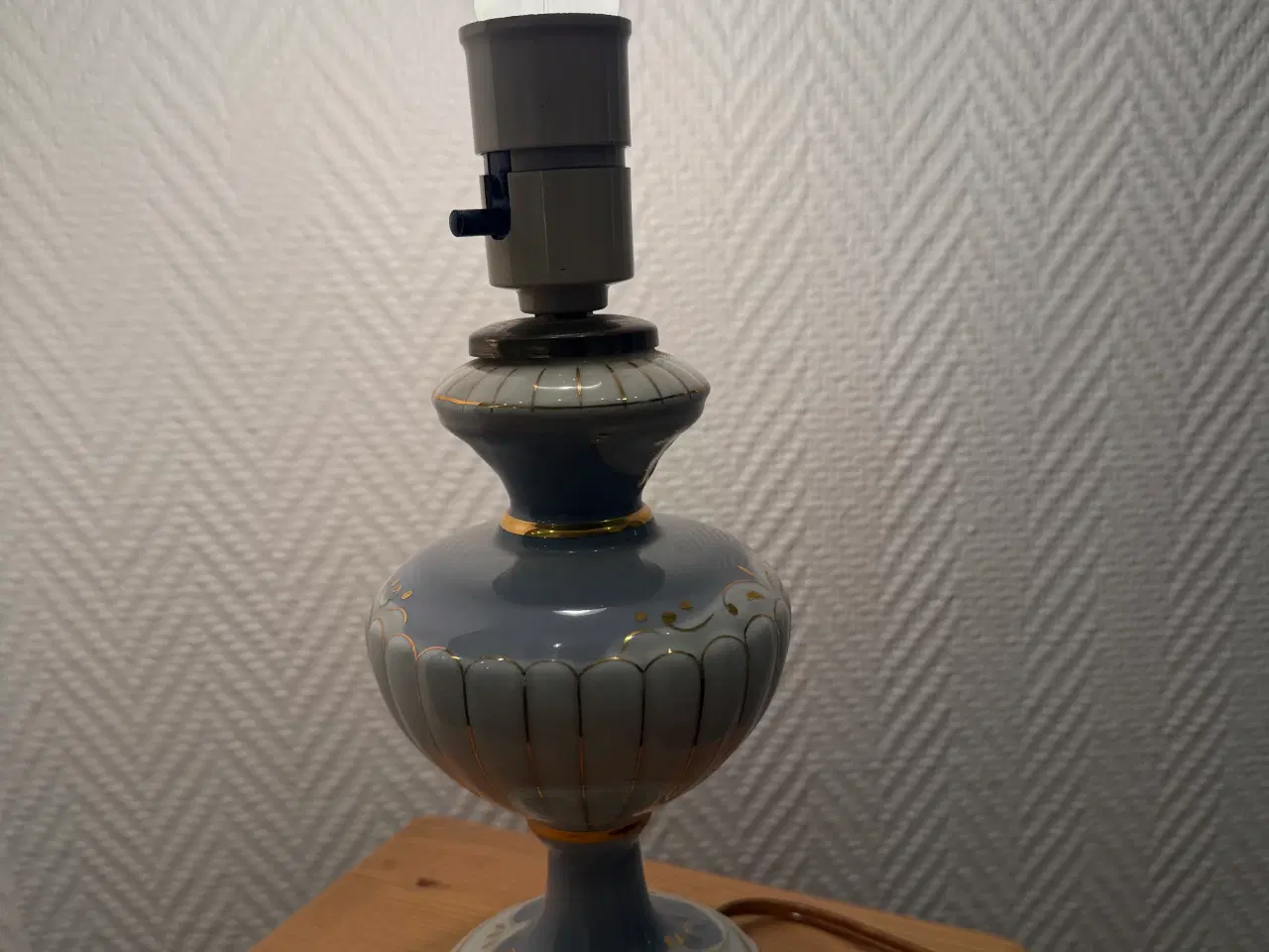 Billede 2 - Pæn lyseblå og hvid med guld aftegninger 