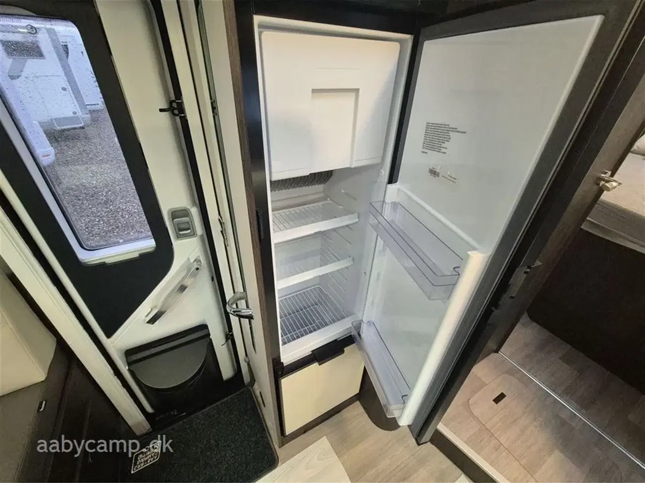 Billede 14 - 2022 - Benimar Tessoro 497   Nk pakke. Automatgear. solceller. Lithium batteri. Markise. cykelstativ. Queensbed. A/C.