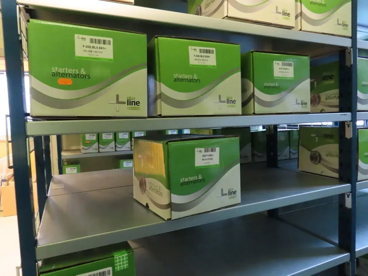 Billede 42 - 16 fag med startere og generatorer