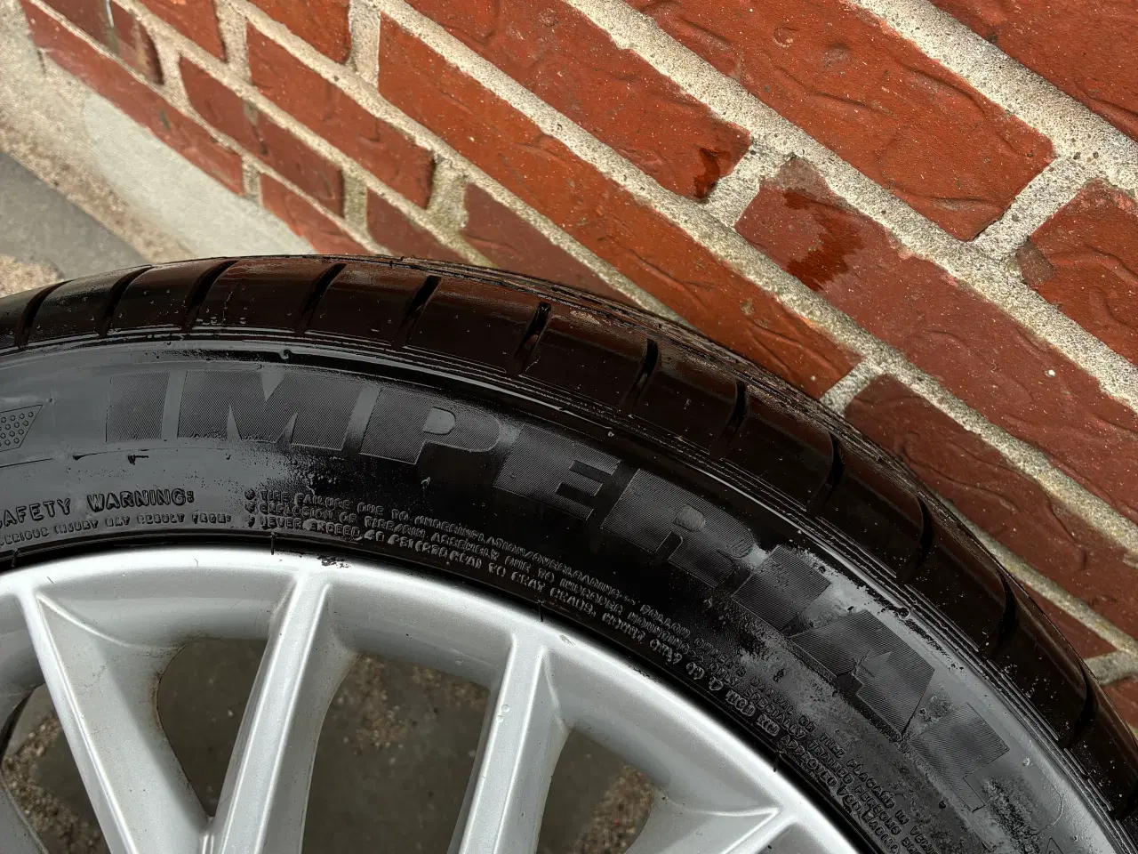 Billede 2 - Alufælge med næsten nye dæk
