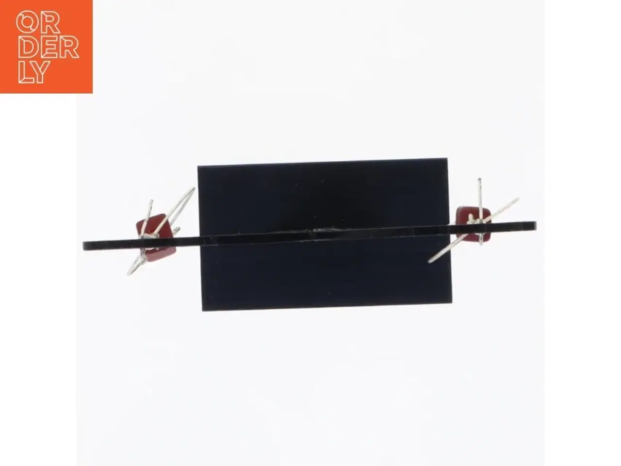 Billede 2 - Øreringe med rød terning og sølvfarvet dråbeform (str. 7 x 2 cm)