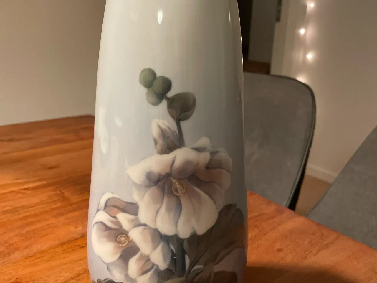 Billede 1 - Royal Copenhagen  Vase nr. 2631/184 med blomstermo