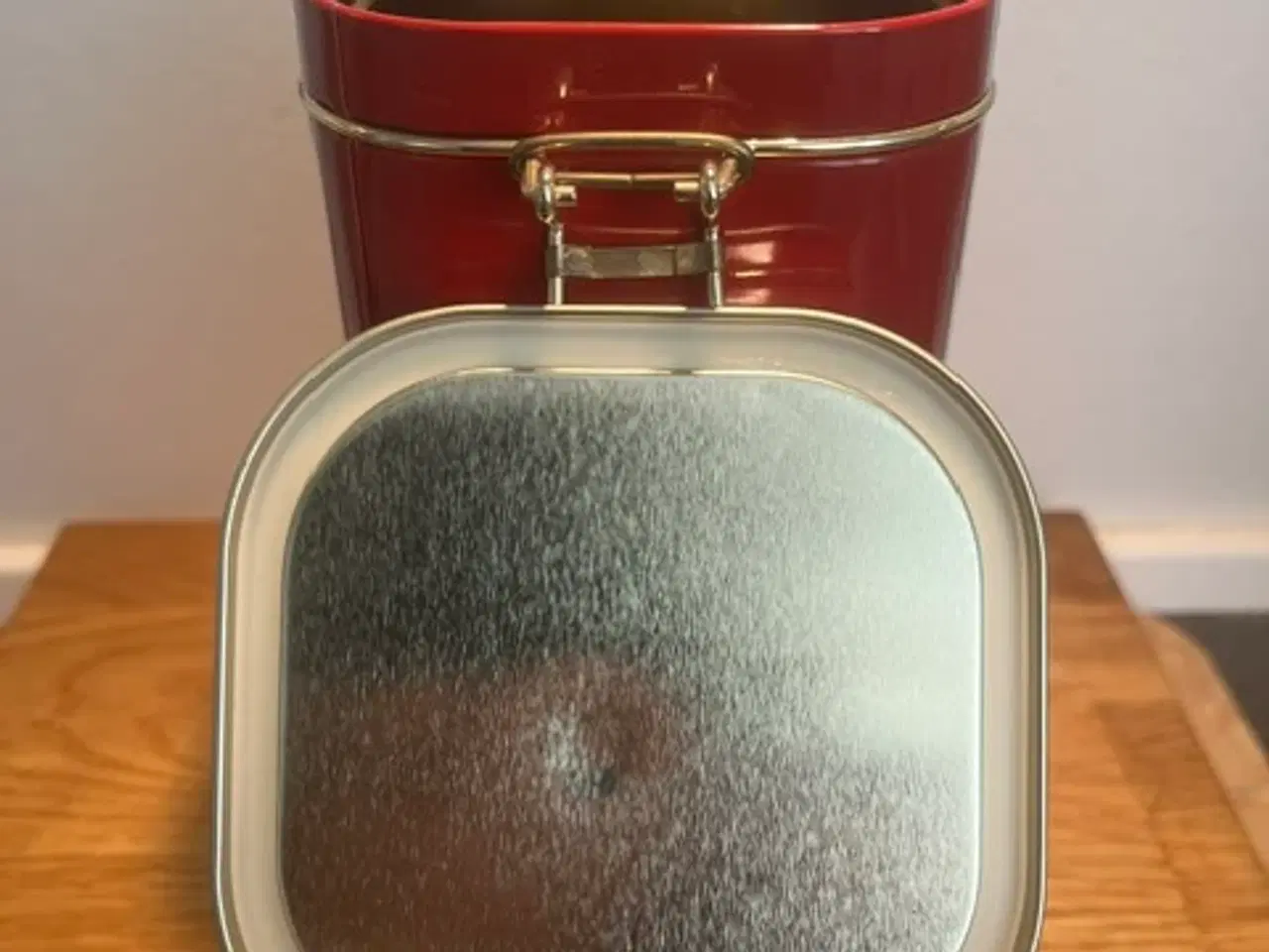 Billede 2 - Harrods Coffee Tin - højde 19,7 cm – Klassisk brit