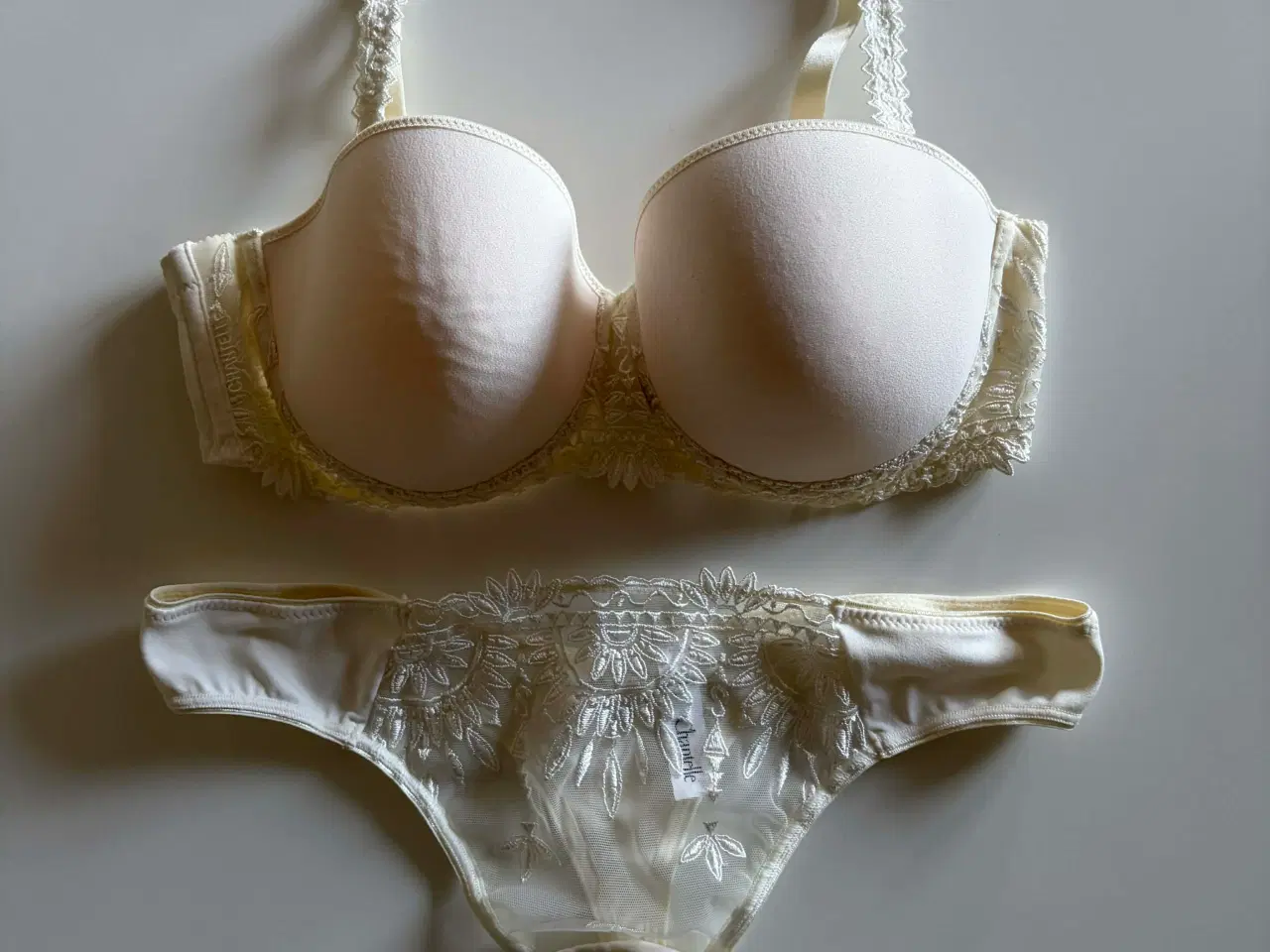 Billede 1 - Chantelle bh og string trusse, str. 75C / L
