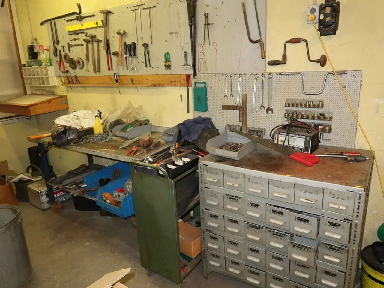 Billede 2 - Arbejdsbord, reol samt værktøj