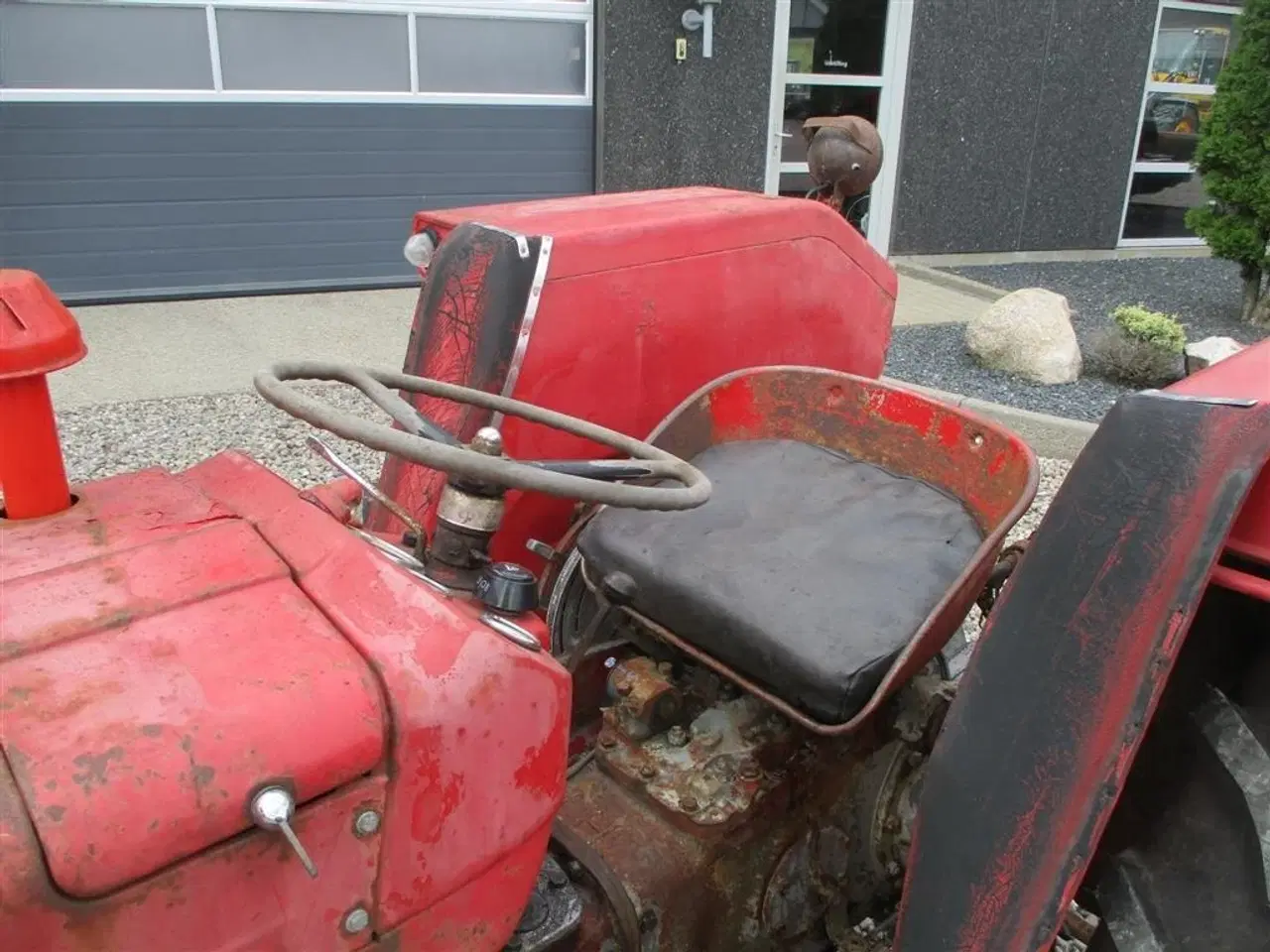 Billede 3 - Massey Ferguson 135 Sjælden Benzin MF135. Den starter og går godt