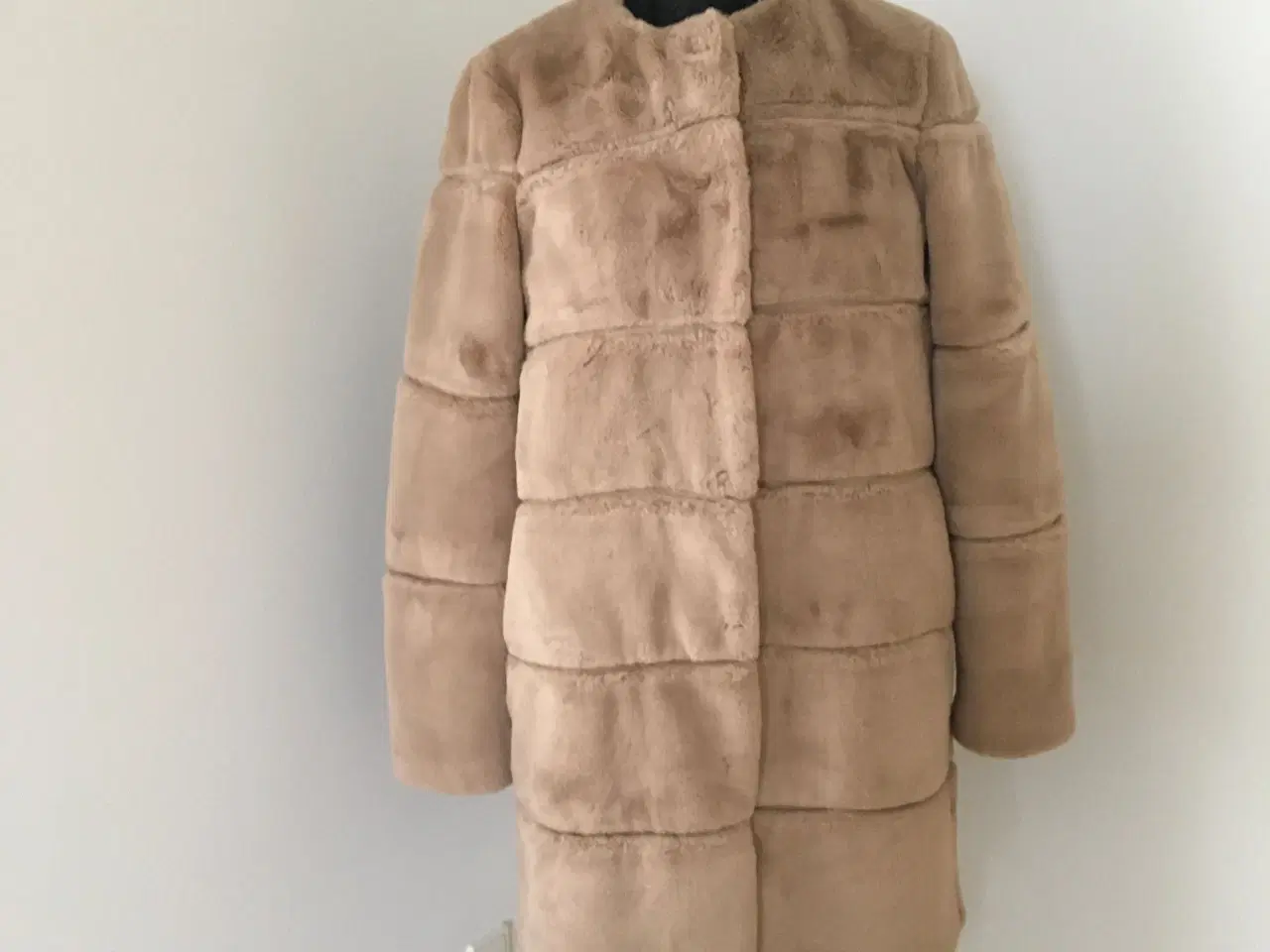 Billede 4 - Fin ny og ubrugt frakke i dejligt blødt pels stof