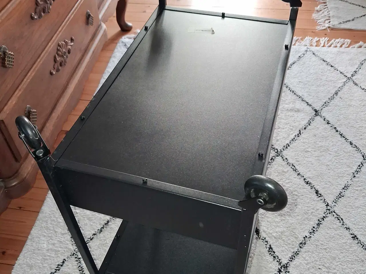 Billede 2 - Sort metal rullebord fra ikea