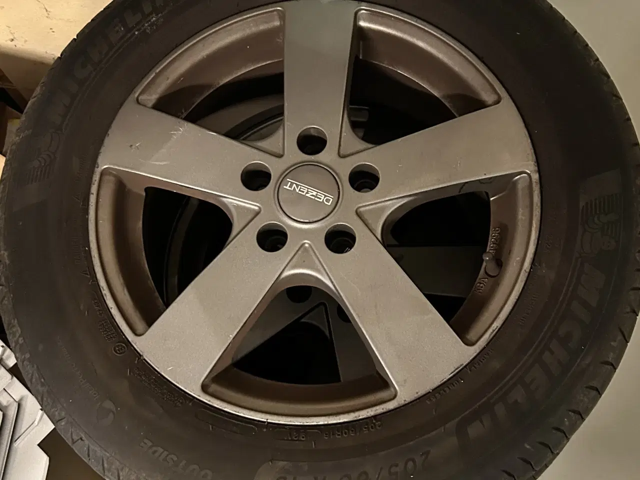 Billede 4 - Michelin sommerdæk 205/60 R16 på Dezent alufælge