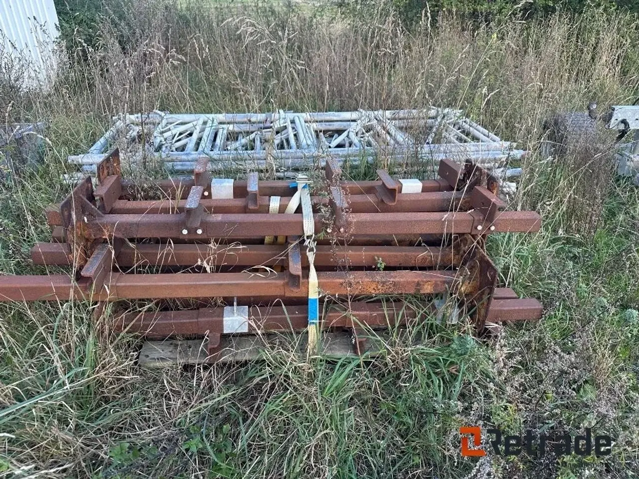 Billede 2 - - - - Stal inventar 22 stk holder til 28 køre hegn 7 stk Rør 20 a 3 meterRør 12 a 4 meter Spand med låse jernMed 2 stk låger