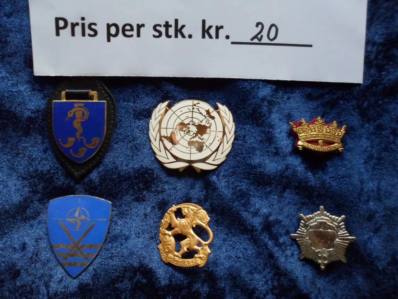 Billede 1 - Regimentsmærker m. m.