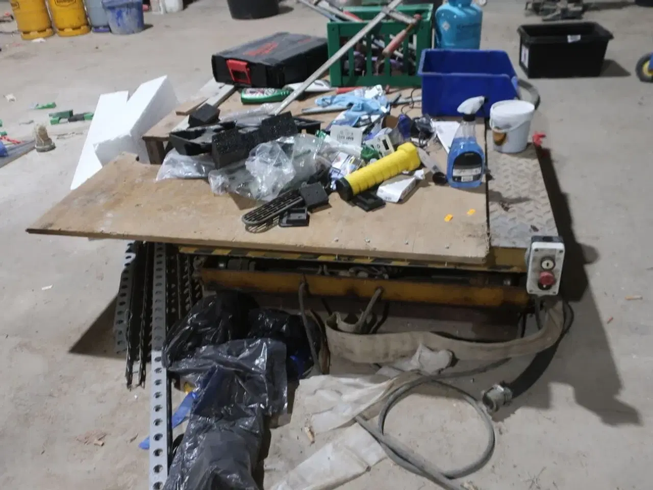 Billede 1 - Saksløftebord med indhold