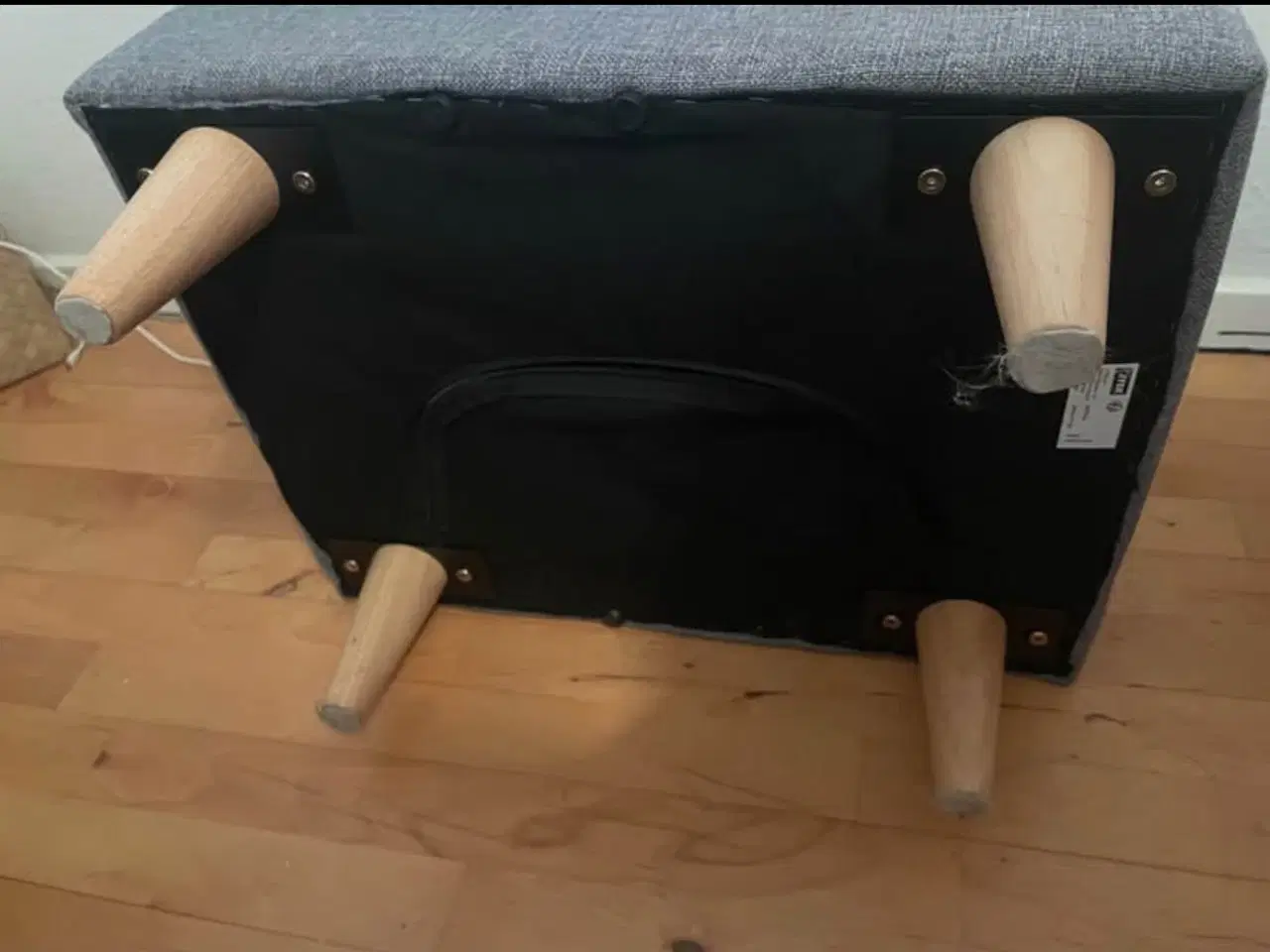 Billede 3 - Grå med træ fødder puf