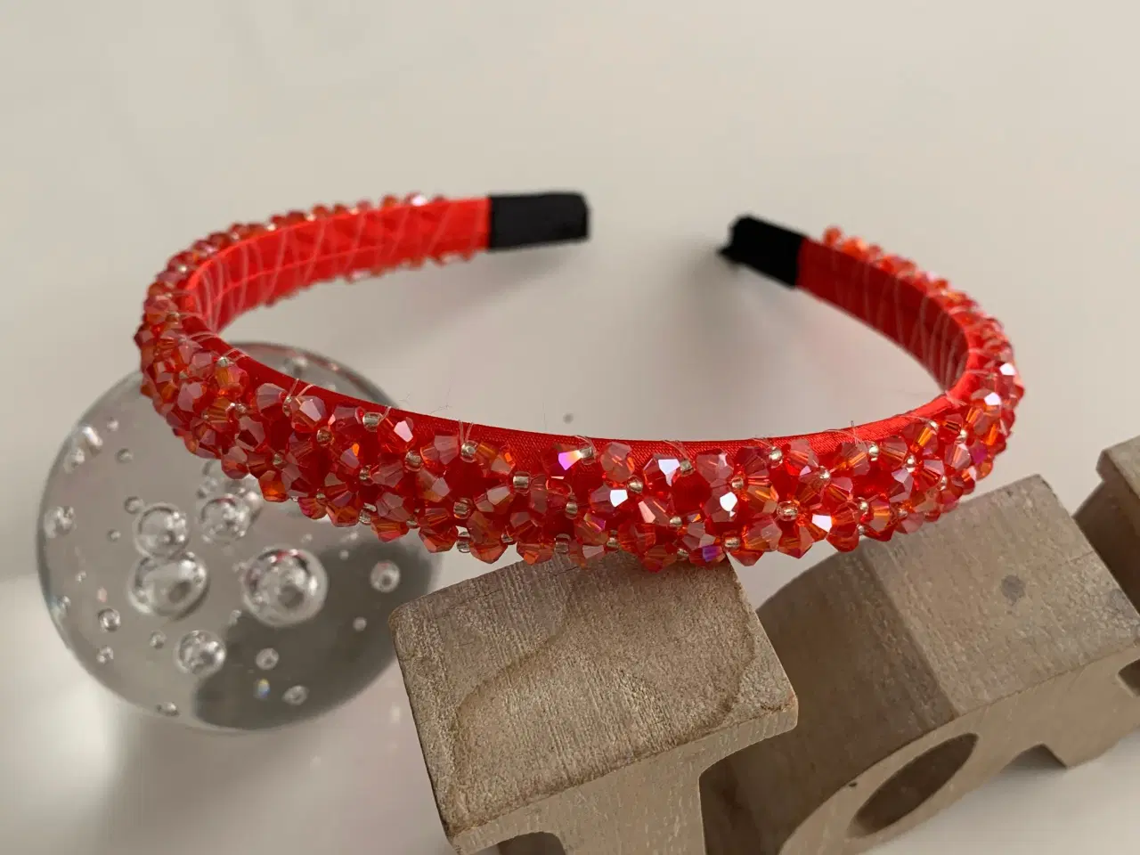 Billede 7 - Smuk rød hårbøjle med glas-look perler