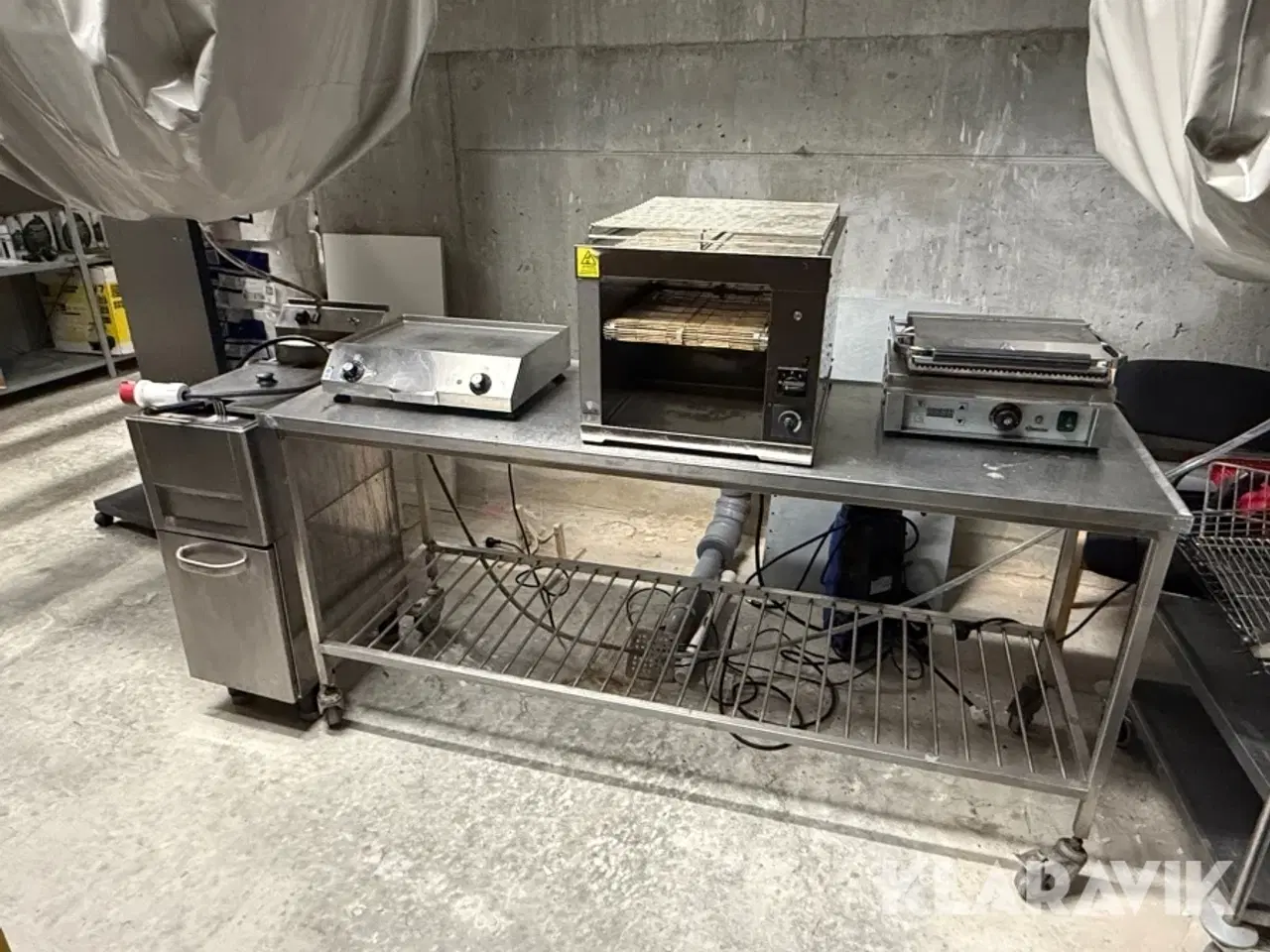 Billede 1 - Grill- og fastfoodstation komplet med friture, stegeplade, rullebrødrister, kontaktgrill og rustfrit arbejdsbord