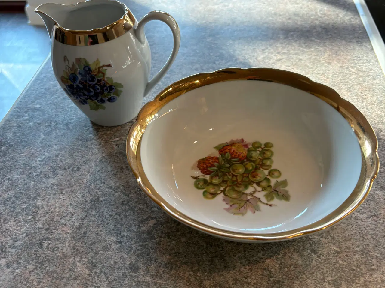 Billede 2 - Jordbærskål og flødekande