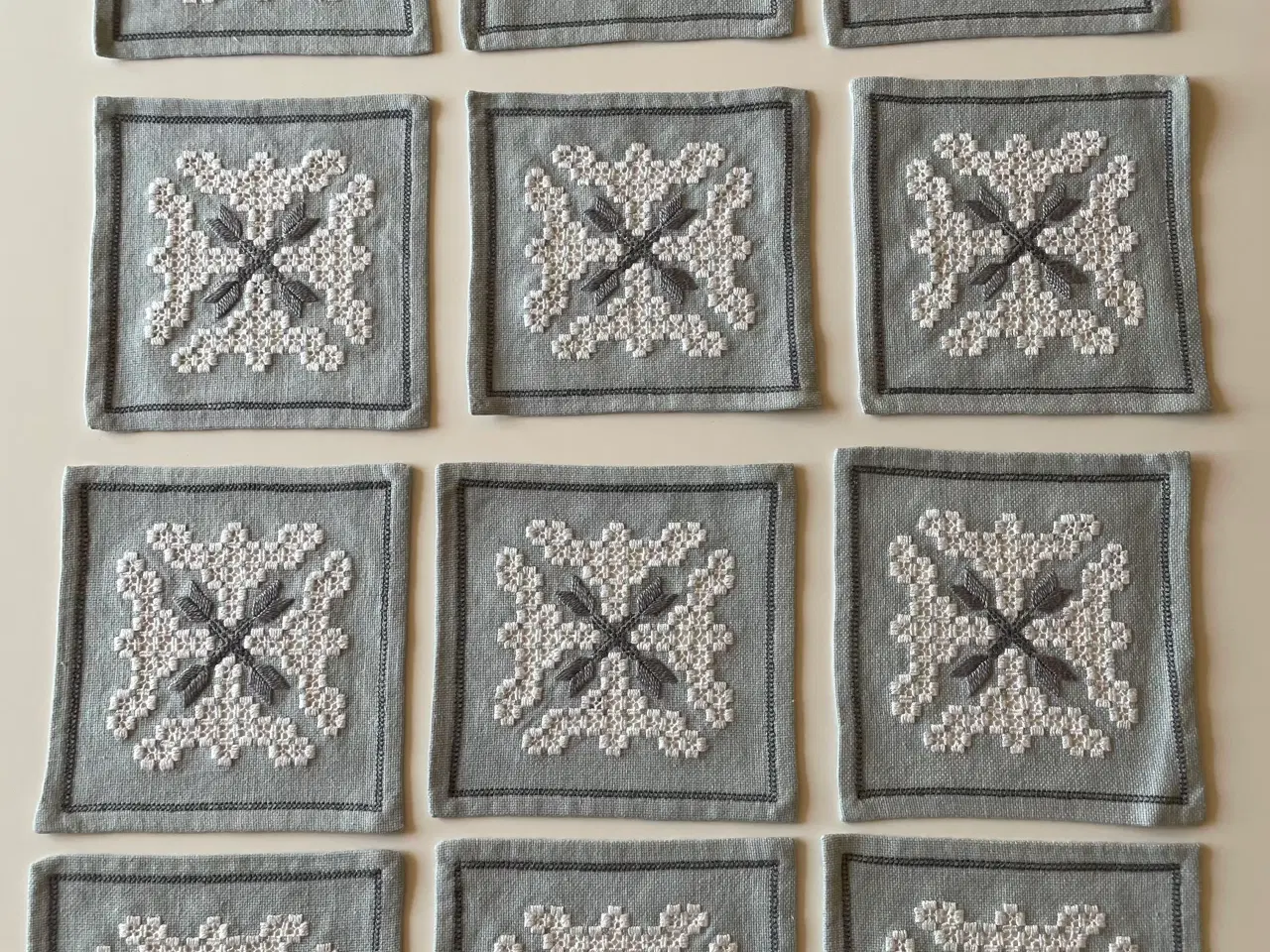 Billede 1 - Broderede mellemlægsservietter 12 stk