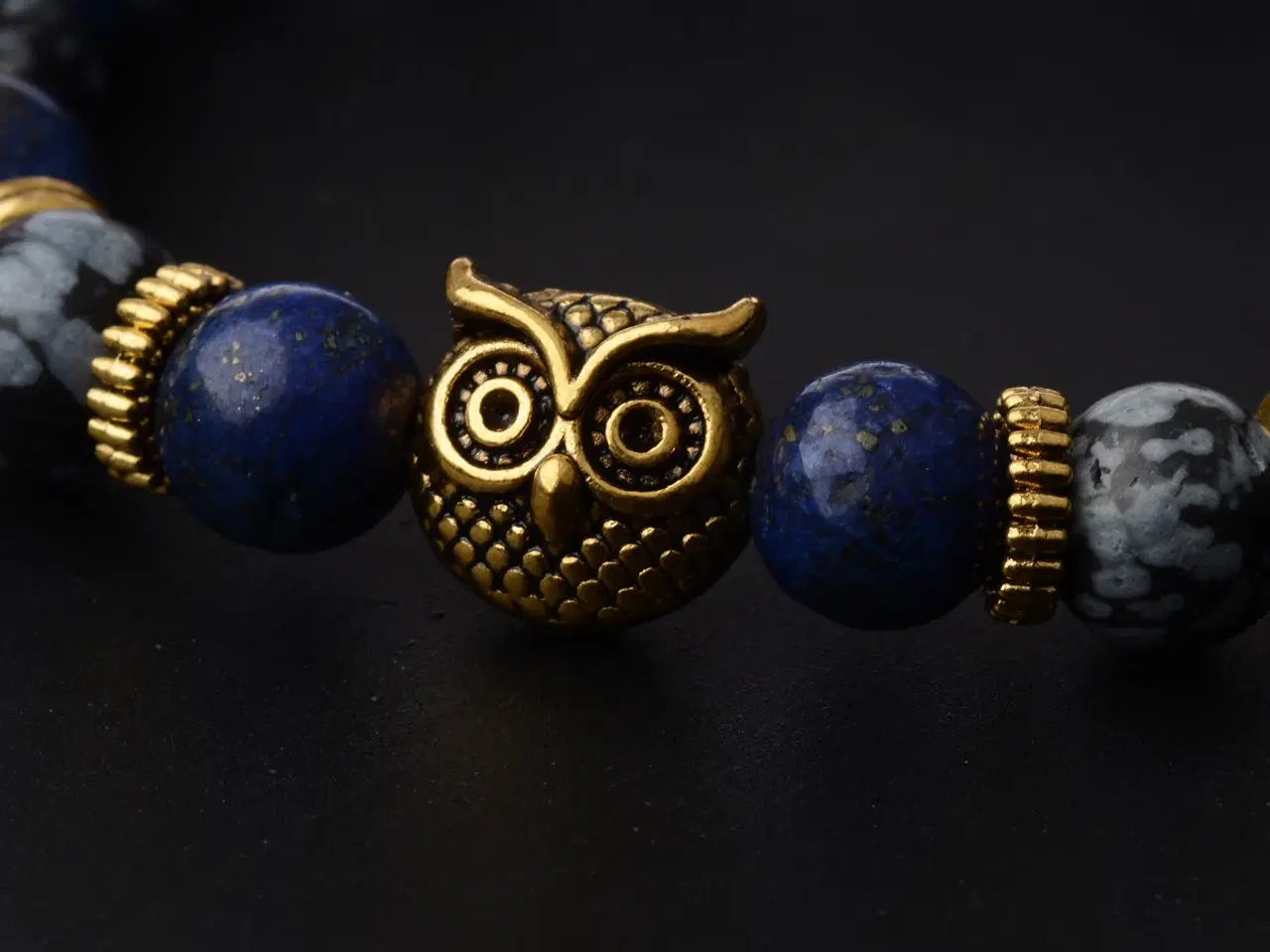 Billede 2 - Armbånd i blå lavasten-Charm:UGLE