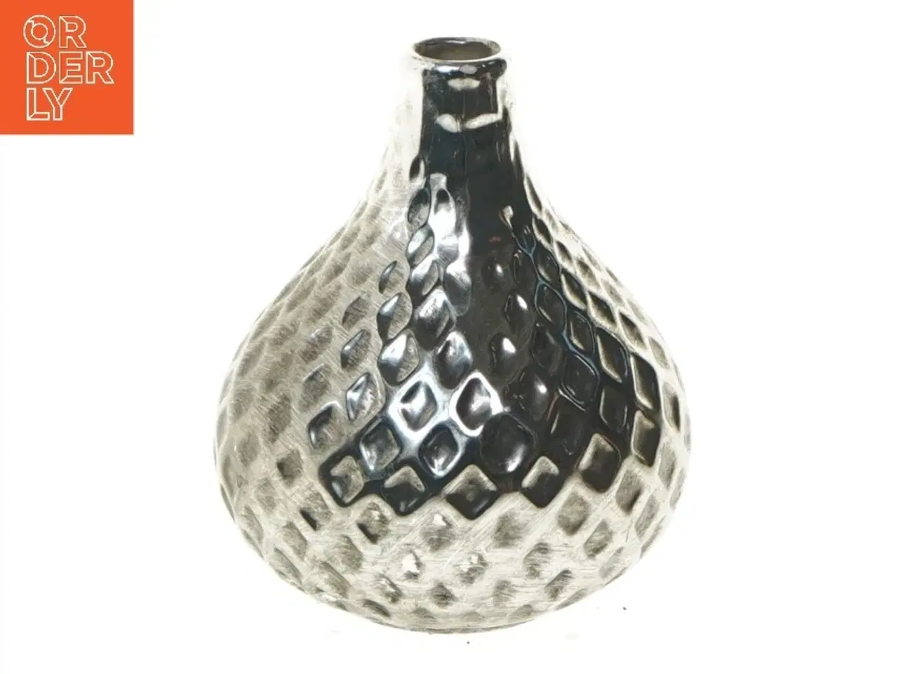 Billede 1 - Lille metalvase med mønster (str. 11x9 cm)