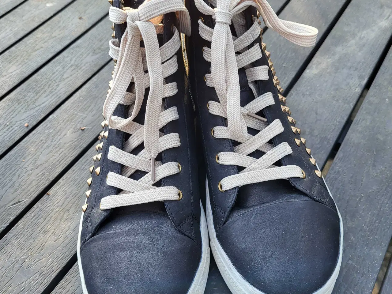 Billede 4 - Ankelstøvler med guldfarvede nitter