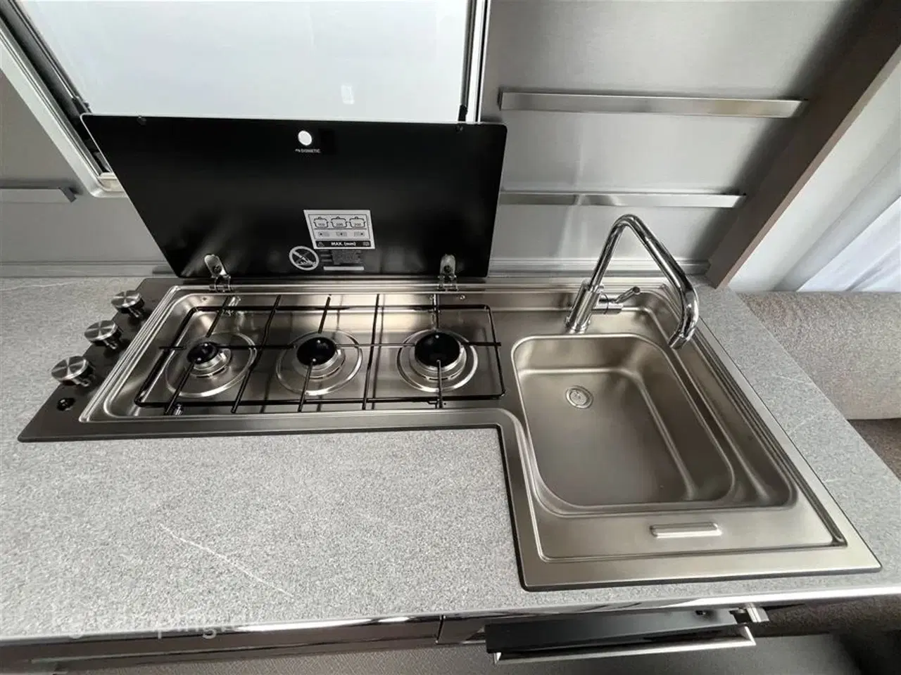 Billede 8 - 2026 - Adria Alpina 613 UT Alde Centralvarme   Lækker enkeltsengs vogn med Alde centralvarme!