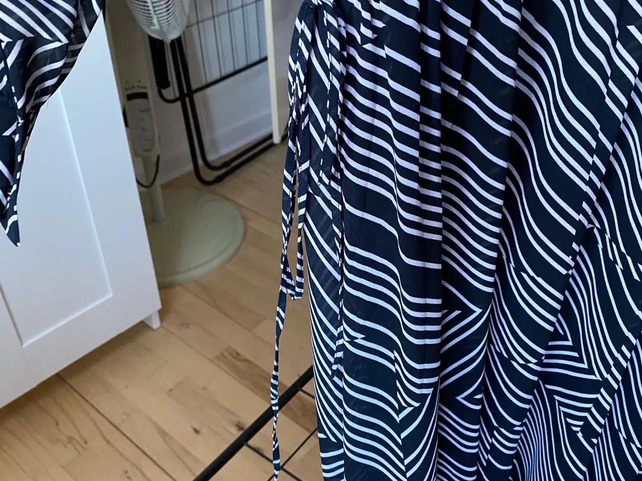 Billede 3 - Blå/hvid midi kjole