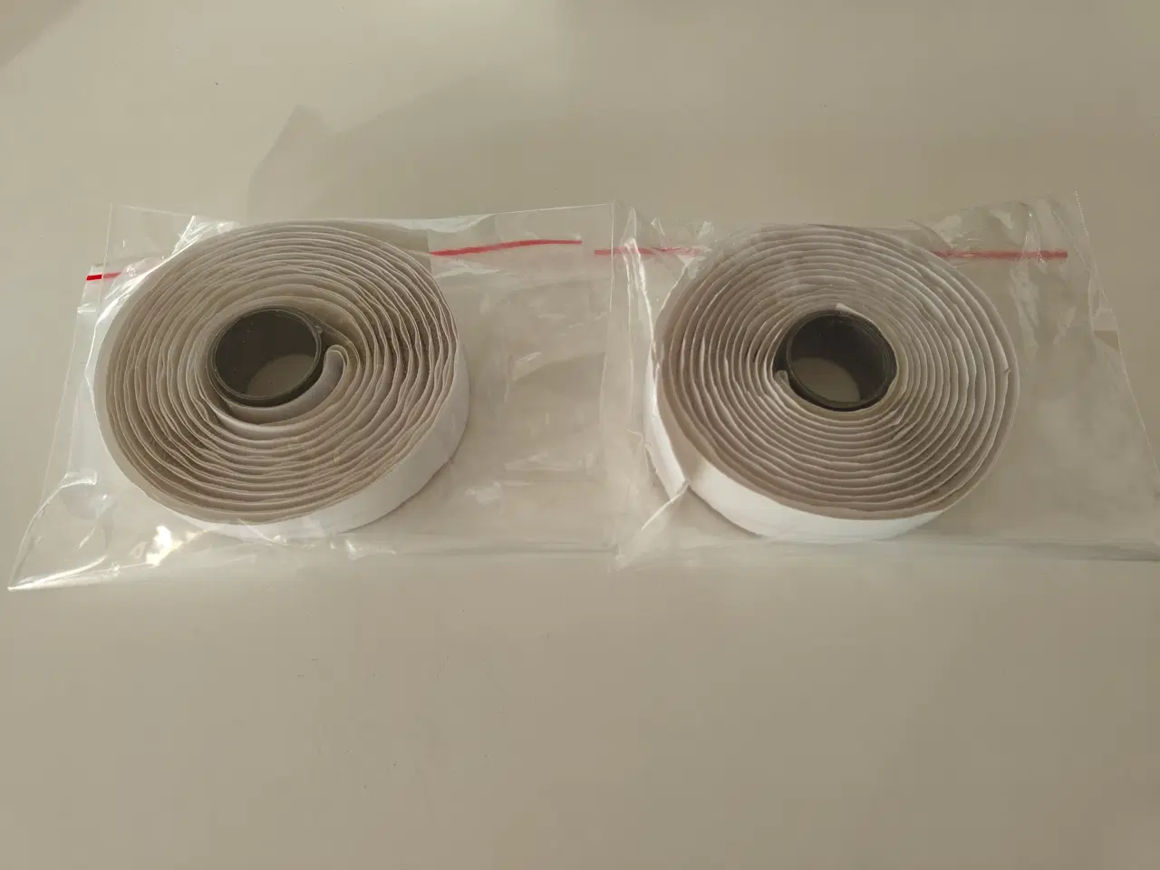 Billede 2 - Hvidt velcro bånd selvklæbende