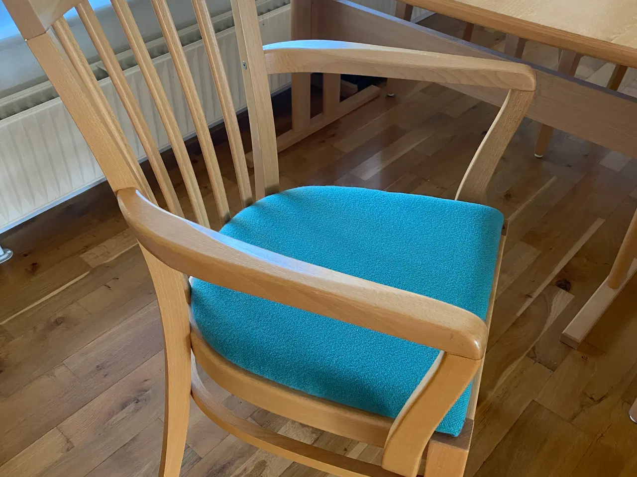 Billede 3 - Spisebord og 4 stole