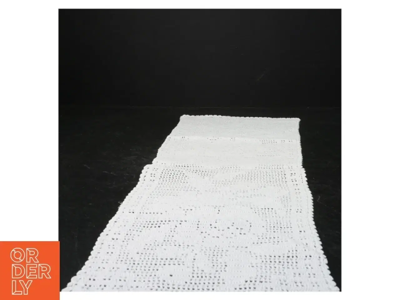 Billede 1 - Hvid hæklet dug (str. 60 x 19 cm)