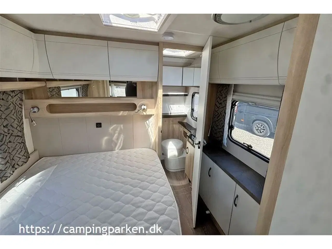 Billede 11 - 2024 - Hobby De Luxe 495 WFB   Næsten ny med meget udstyr, mover og tagmonteret markise. Ny pris over kr. 330.000