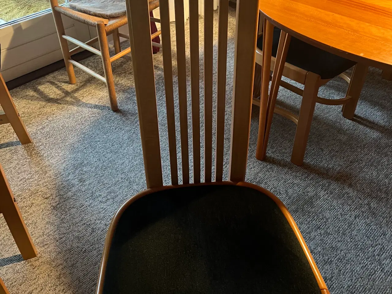 Billede 2 - Spisebord og 6 stole